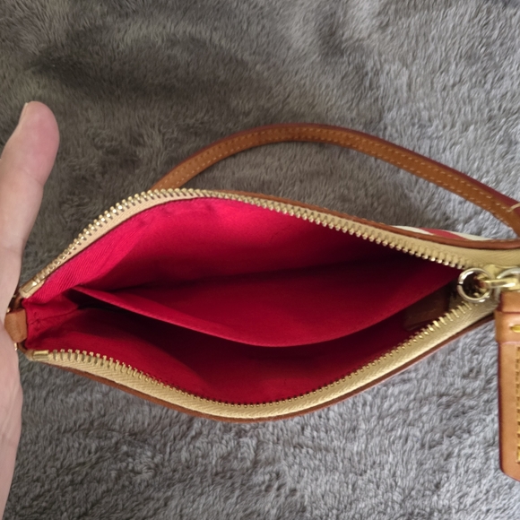 Dooney & Bourke Red and White Chevron Wristlet EUC! - Picture 15 of 15